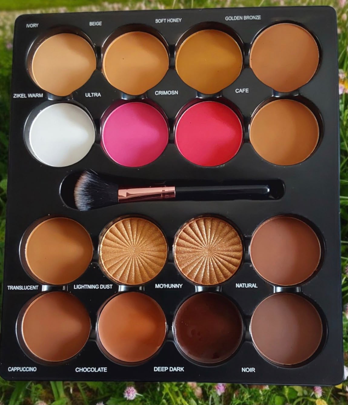 Concealer Palette with Colour Blush Highlights